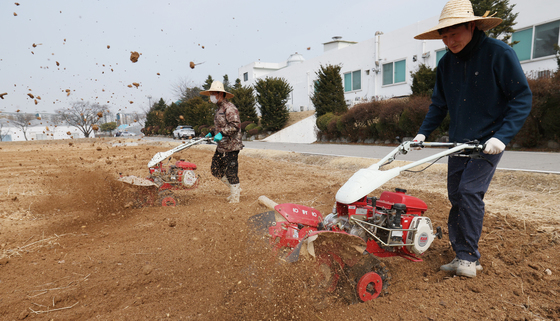 영농철 앞두고 밭 갈아요