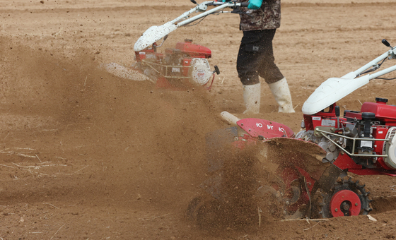 '겨우내 잠들었던 흙을 깨웁니다'