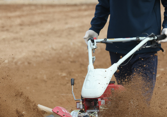 '겨우내 잠들었던 흙을 깨웁니다'