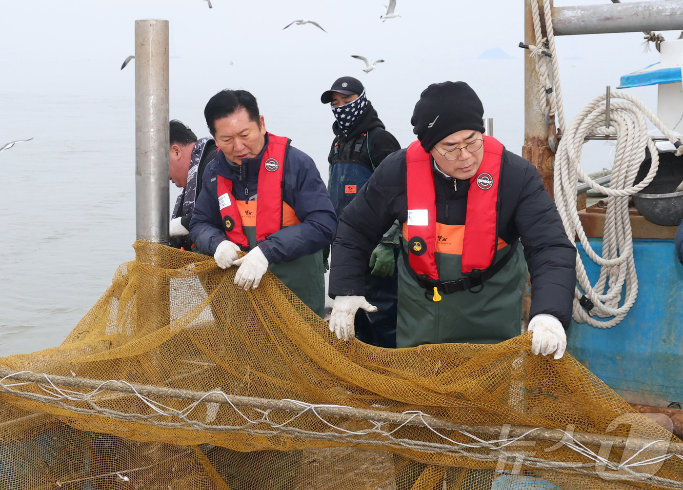 (인천=뉴스1) 신웅수 기자 = 정청래 더불어민주당 대표와 인천시장 후보인 박찬대 의원이 11일 오후 인천 강화군 서검도 앞바다 조업한계선 근처 괴리어장에서 새우잡이 조업 현장 체 …
