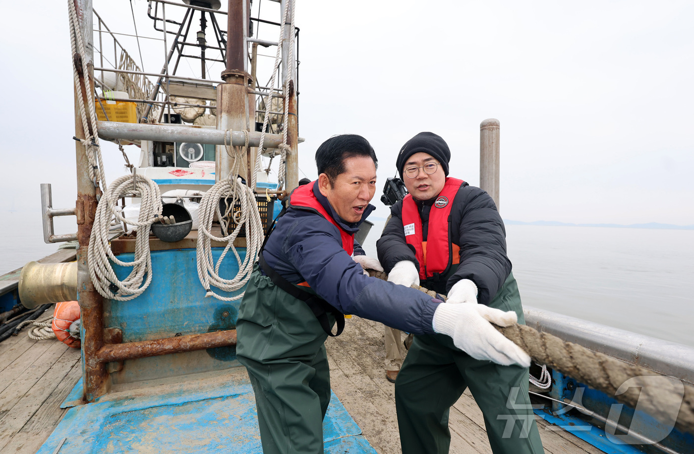 (인천=뉴스1) 신웅수 기자 = 정청래 더불어민주당 대표와 인천시장 후보인 박찬대 의원이 11일 오후 인천 강화군 서검도 앞바다 조업한계선 근처 괴리어장에서 새우잡이 조업 현장 체 …