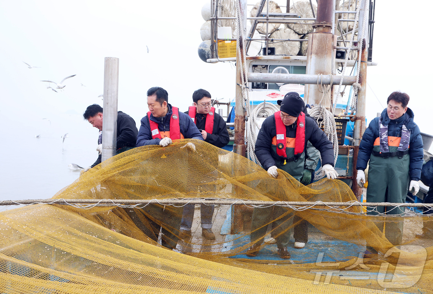 (인천=뉴스1) 신웅수 기자 = 정청래 더불어민주당 대표와 인천시장 후보인 박찬대 의원이 11일 오후 인천 강화군 서검도 앞바다 조업한계선 근처 괴리어장에서 새우잡이 조업 현장 체 …