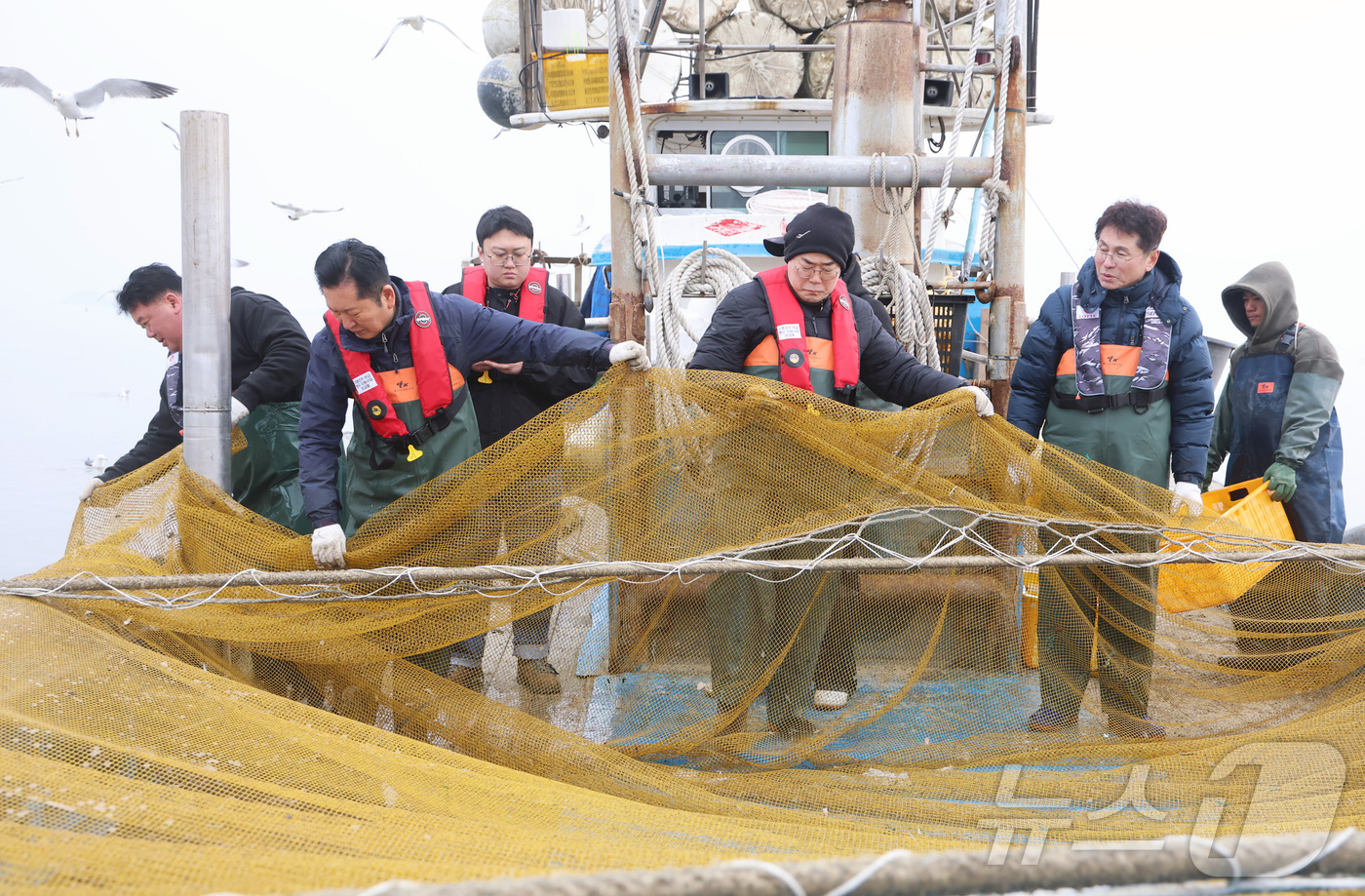 (인천=뉴스1) 신웅수 기자 = 정청래 더불어민주당 대표와 인천시장 후보인 박찬대 의원이 11일 오후 인천 강화군 서검도 앞바다 조업한계선 근처 괴리어장에서 새우잡이 조업 현장 체 …