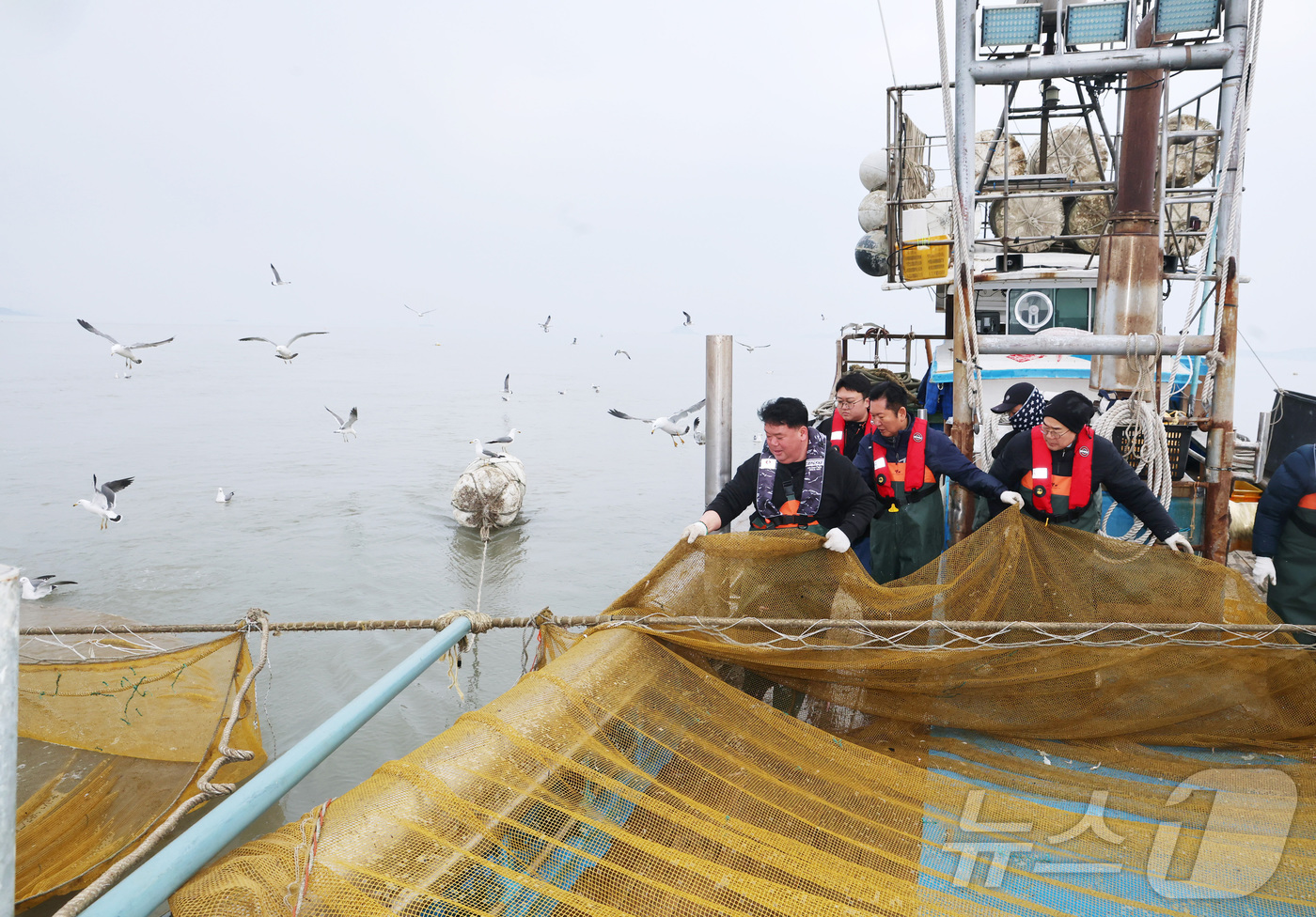 (인천=뉴스1) 신웅수 기자 = 정청래 더불어민주당 대표와 인천시장 후보인 박찬대 의원이 11일 오후 인천 강화군 서검도 앞바다 조업한계선 근처 괴리어장에서 새우잡이 조업 현장 체 …