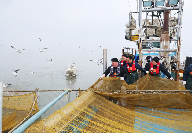 새우잡이 체험하는 정청래 대표와 박찬대 의원
