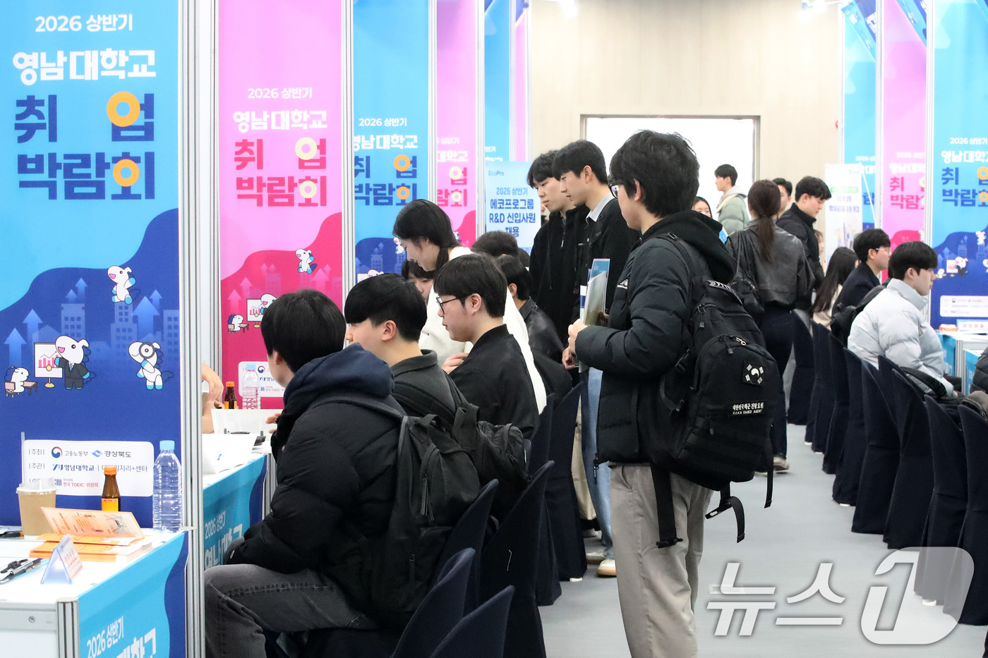 (경산=뉴스1) 공정식 기자 = 11일 영남대학교 경산캠퍼스 교내 천마아트센터에서 열린 '2026 상반기 취업박람회'를 찾은 취업 준비생들이 기업 부스에서 취업 상담을 하고 있다. …