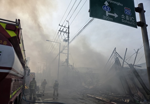 포천 가구판매점서 불…매장 2개동 태우고 3시간 만에 진화(종합)
