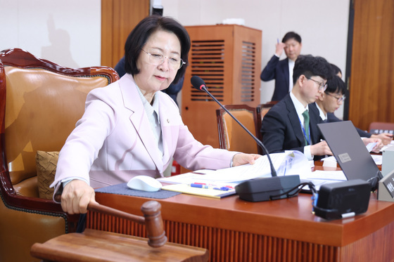 법안 상정하는 추미애 위원장