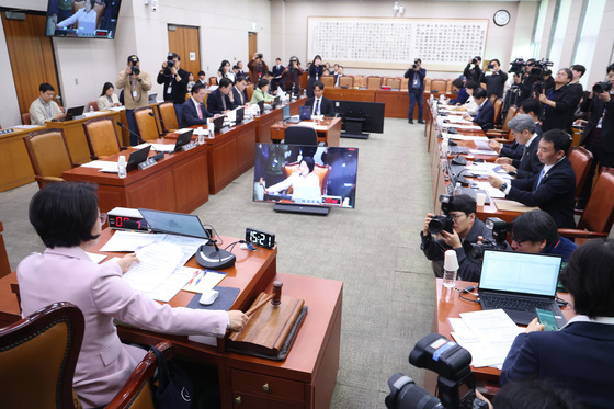 의사봉 두드리는 추미애 위원장