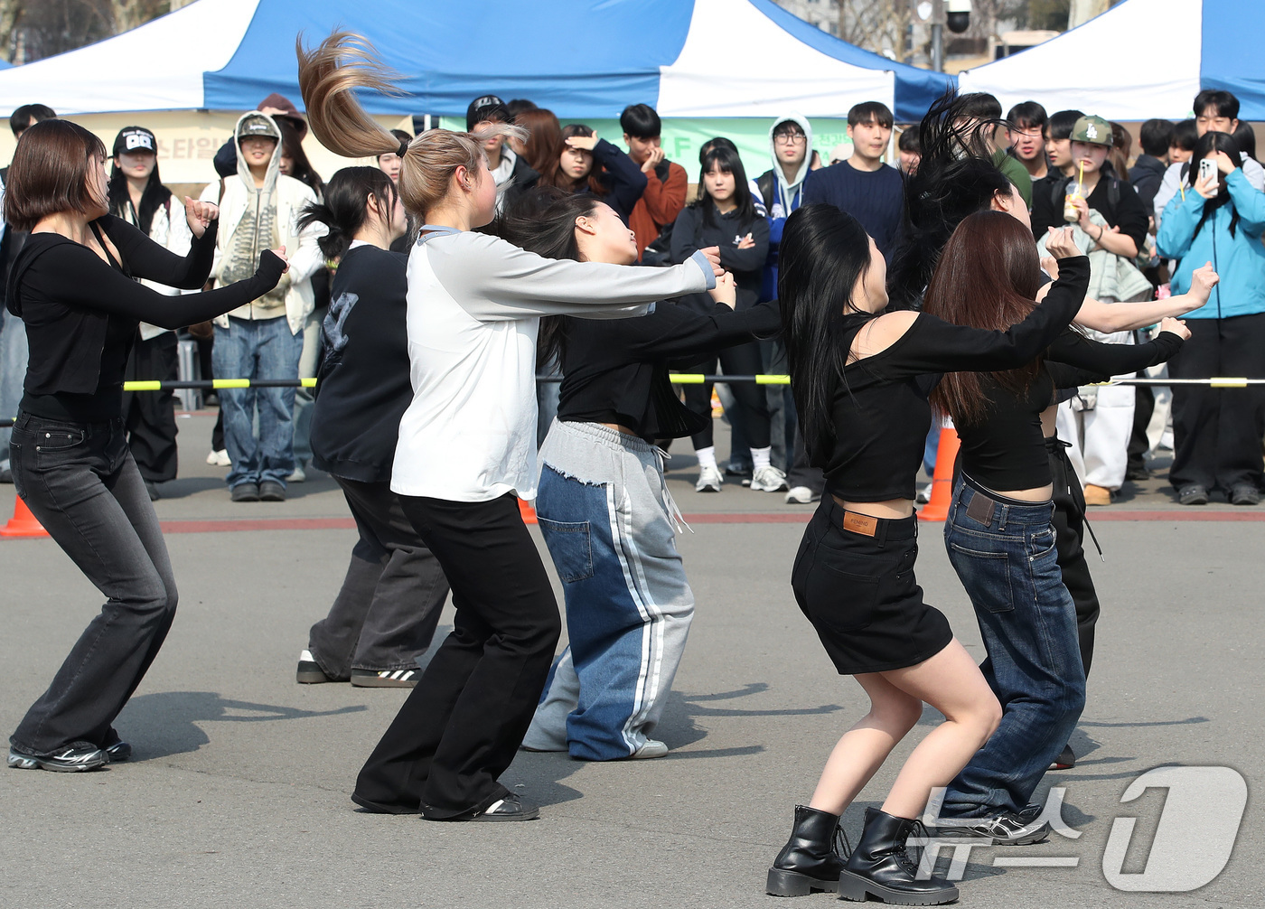 (경산=뉴스1) 공정식 기자 = 11일 영남대학교 경산캠퍼스에서 열린 중앙동아리 박람회에서 댄스 동아리 회원들이 신나는 댄스 공연을 선보이고 있다. 2026.3.11/뉴스1