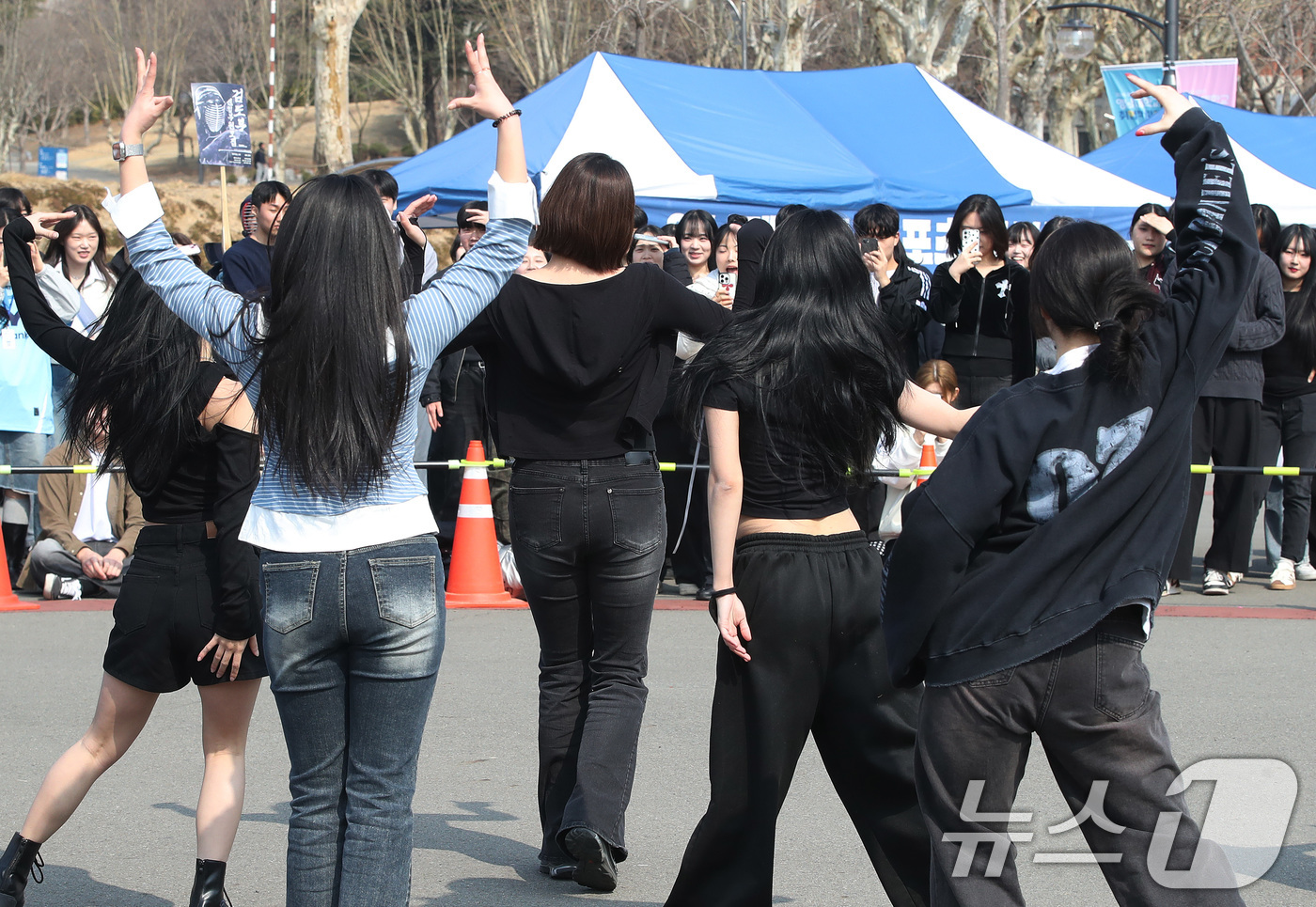 (경산=뉴스1) 공정식 기자 = 11일 영남대학교 경산캠퍼스에서 열린 중앙동아리 박람회에서 댄스 동아리 회원들이 신나는 대스 공연을 선보이고 있다. 2026.3.11/뉴스1