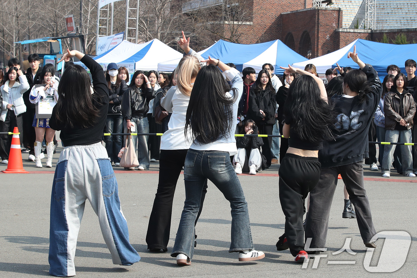 (경산=뉴스1) 공정식 기자 = 11일 영남대학교 경산캠퍼스에서 열린 중앙동아리 박람회에서 댄스 동아리 회원들이 신나는 댄스 공연을 선보이고 있다. 2026.3.11/뉴스1