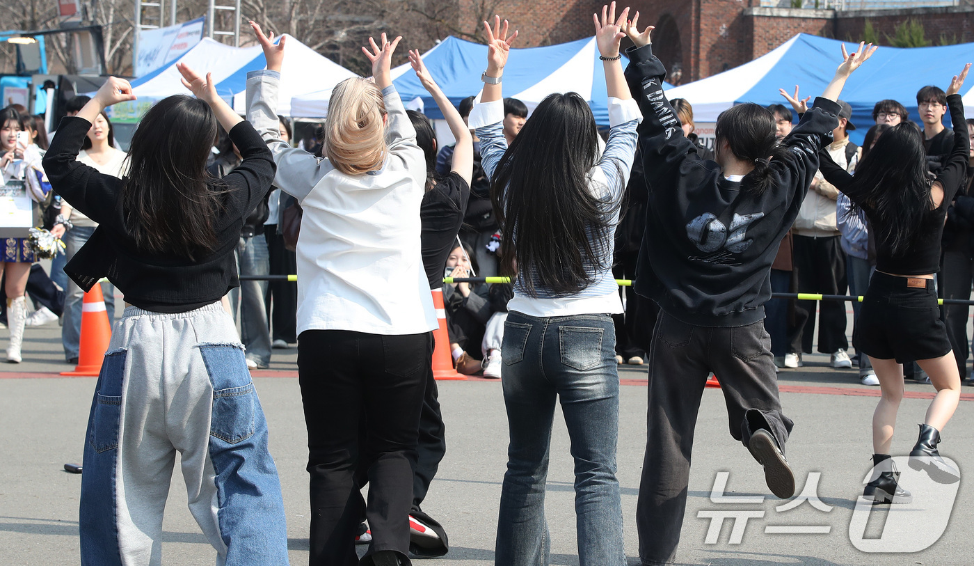 (경산=뉴스1) 공정식 기자 = 11일 영남대학교 경산캠퍼스에서 열린 중앙동아리 박람회에서 댄스 동아리 회원들이 신나는 댄스 공연을 선보이고 있다. 2026.3.11/뉴스1