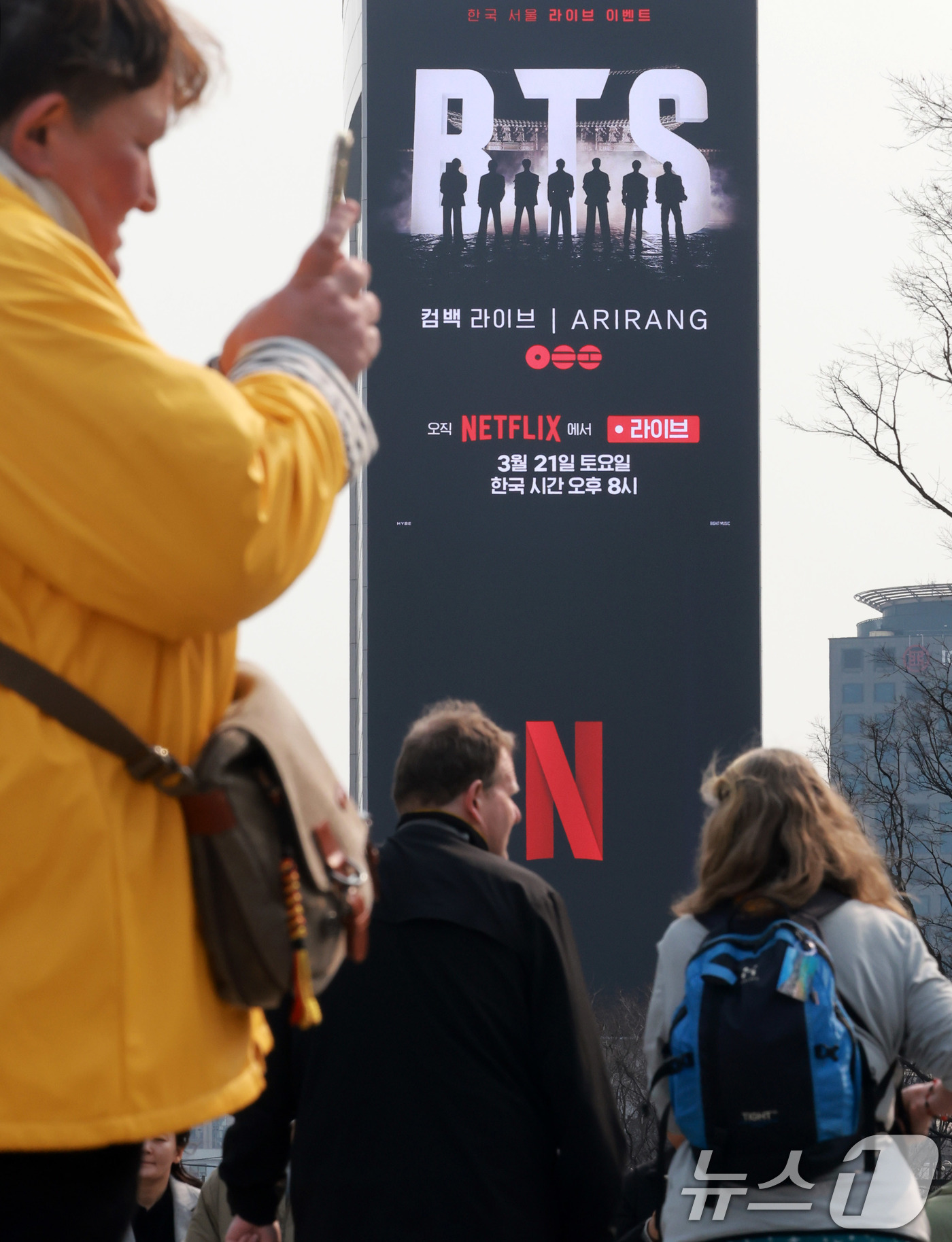 (서울=뉴스1) 이호윤 기자 = 방탄소년단의 컴백 라이브 공연을 열흘 앞둔 11일 서울 종로구 광화문광장 인근 전광판에 BTS 컴백 공연 광고가 나오고 있다. 2026.3.11/뉴 …