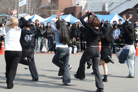 "댄스 동아리로 오세요"