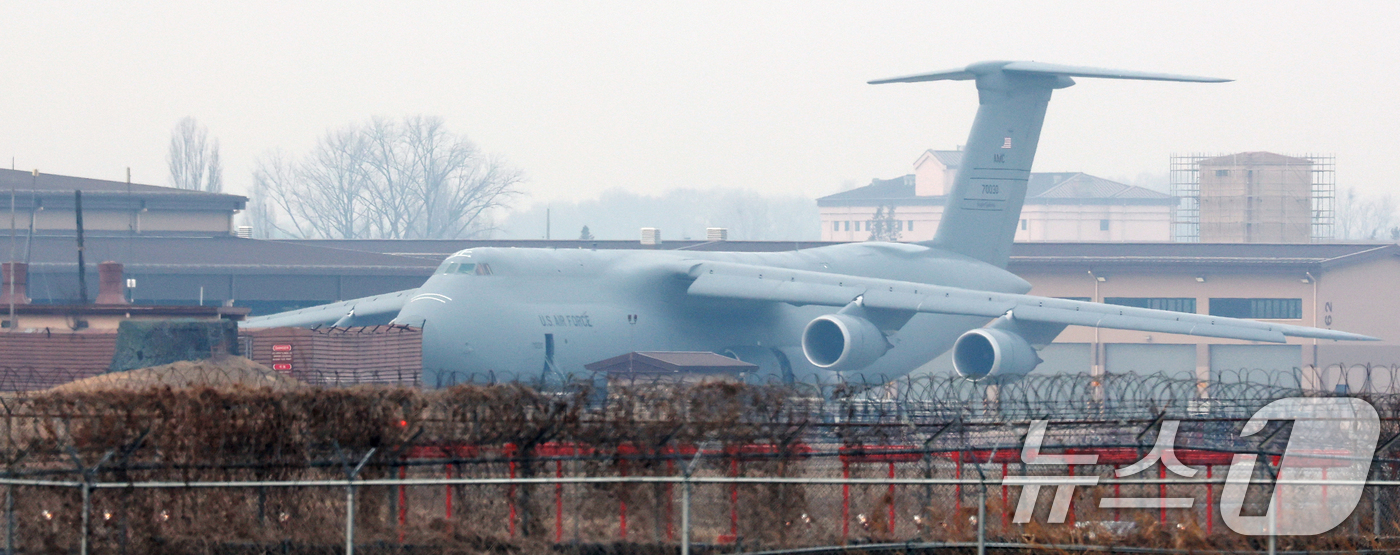 (평택=뉴스1) 김영운 기자 = 경북 성주에 있는 사드(THAAD·고고도 미사일 방어체계) 발사대 6기가 중동지역으로 반출된 것으로 알려진 가운데 11일 경기 평택시 주한미군 오산 …