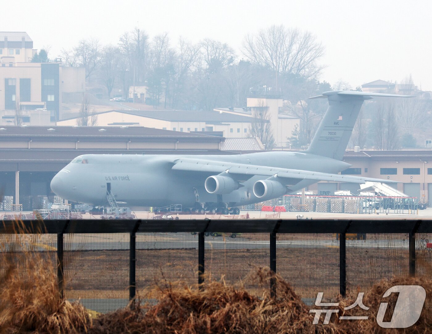 본문 이미지 - 경북 성주에 있는 사드(THAAD·고고도미사일방어체계) 발사대가 반출된 것으로 알려진 가운데 지난 11일 경기 평택시 주한미군 오산공군기지에 C-5 수송기가 계류되어 있다.2026.3.11 ⓒ 뉴스1 김영운 기자