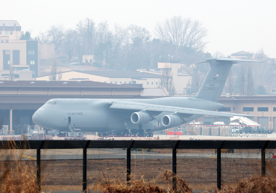 오산공군기지에서 대기 중인 미 공군 C-5 수송기