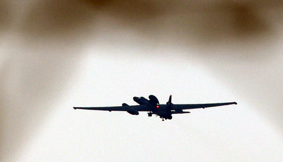 긴장감 감도는 오산공군기지