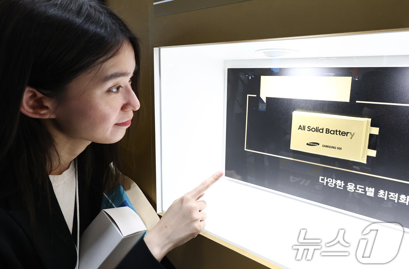 본문 이미지 - 11일 서울 코엑스에서 열린 인터배터리 2026에서 삼성SDI 부스를 찾은 사람들이 2027년 하반기 양산 예정인 차세대 전고체 배터리 '솔리드스택' 제품을 살펴보고 있는 모습. 파우치형 폼팩터를 사용, 휴머노이드 로봇용으로 공급할 계획이다. 2026.3.11 ⓒ 뉴스1 최지환 기자