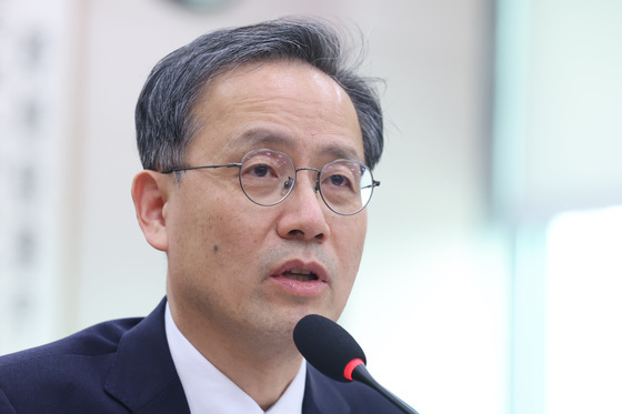 답변하는 이형일 1차관