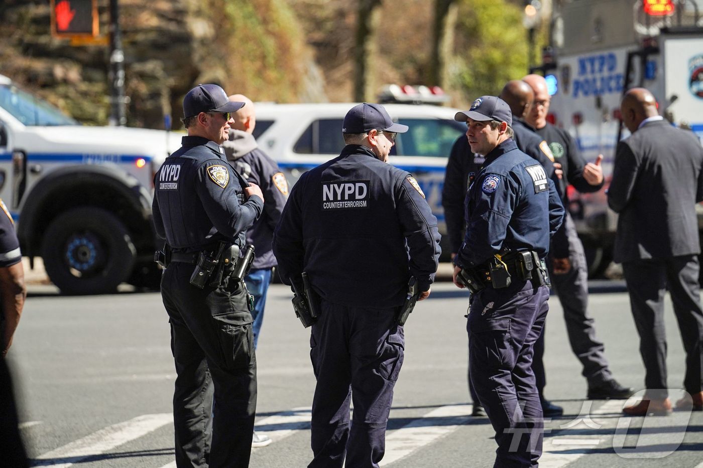 본문 이미지 - 10일(현지시간) 미국의 조란 맘다니 뉴욕시장 관저인 그레이시 맨션 인근 칼 슈르츠 공원에서 수상한 소포가 발견됐다는 신고를 받은 경찰이 안전 확인을 위해 출동한 모습. 2026.03.10 ⓒ AFP=뉴스1