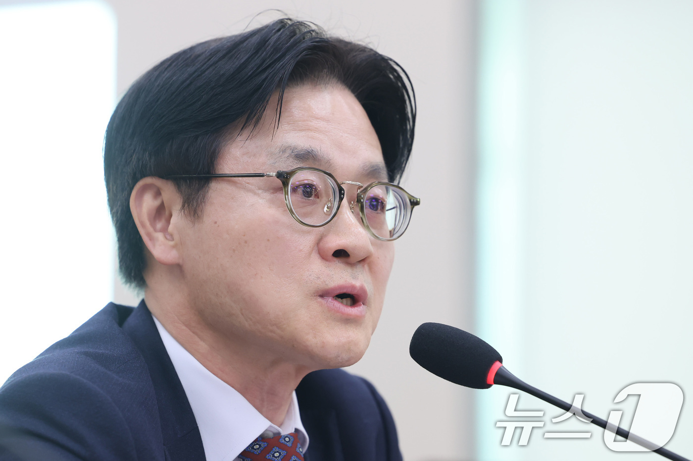 (서울=뉴스1) 신웅수 기자 = 김정관 산업통상부 장관이 11일 서울 여의도 국회에서 열린 법제사법위원회 전체회의에서 의원 질의에 답변하고 있다. 2026.3.11/뉴스1