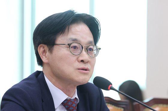 답변하는 김정관 장관