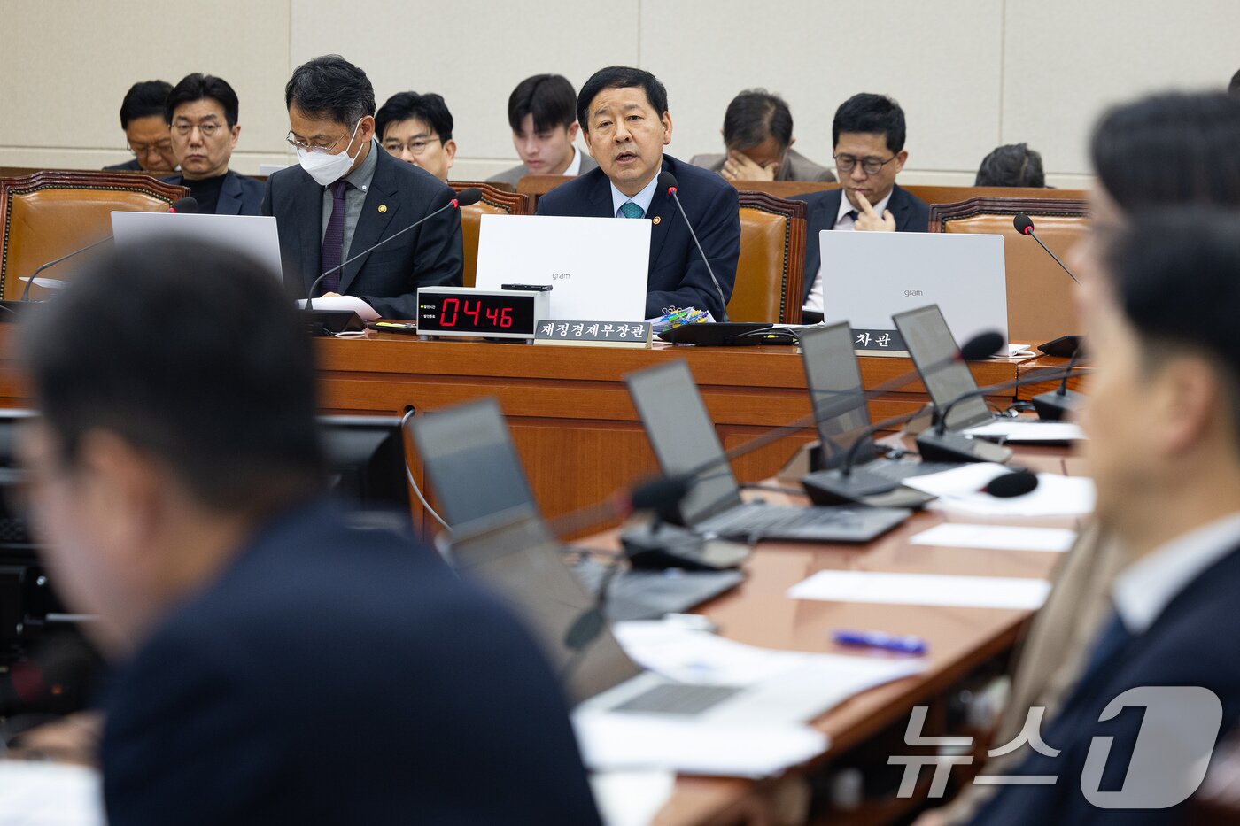 본문 이미지 - 구윤철 부총리 겸 재정경제부 장관이 11일 서울 여의도 국회에서 열린 제433회 국회(임시회) 재정경제기획위원회 제1차 전체회의에서 의원들의 현안질의에 답변하고 있다. 2026.3.11 ⓒ 뉴스1 유승관 기자
