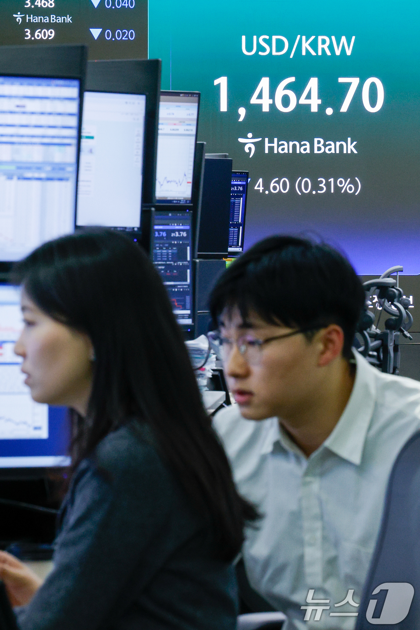 (서울=뉴스1) 안은나 기자 = 11일 오후 서울 중구 하나은행 본점 딜링룸 전광판에 종가가 나오고 있다.이날 코스피 지수는 전 거래일 대비 77.36포인트(1.40%) 오른 56 …