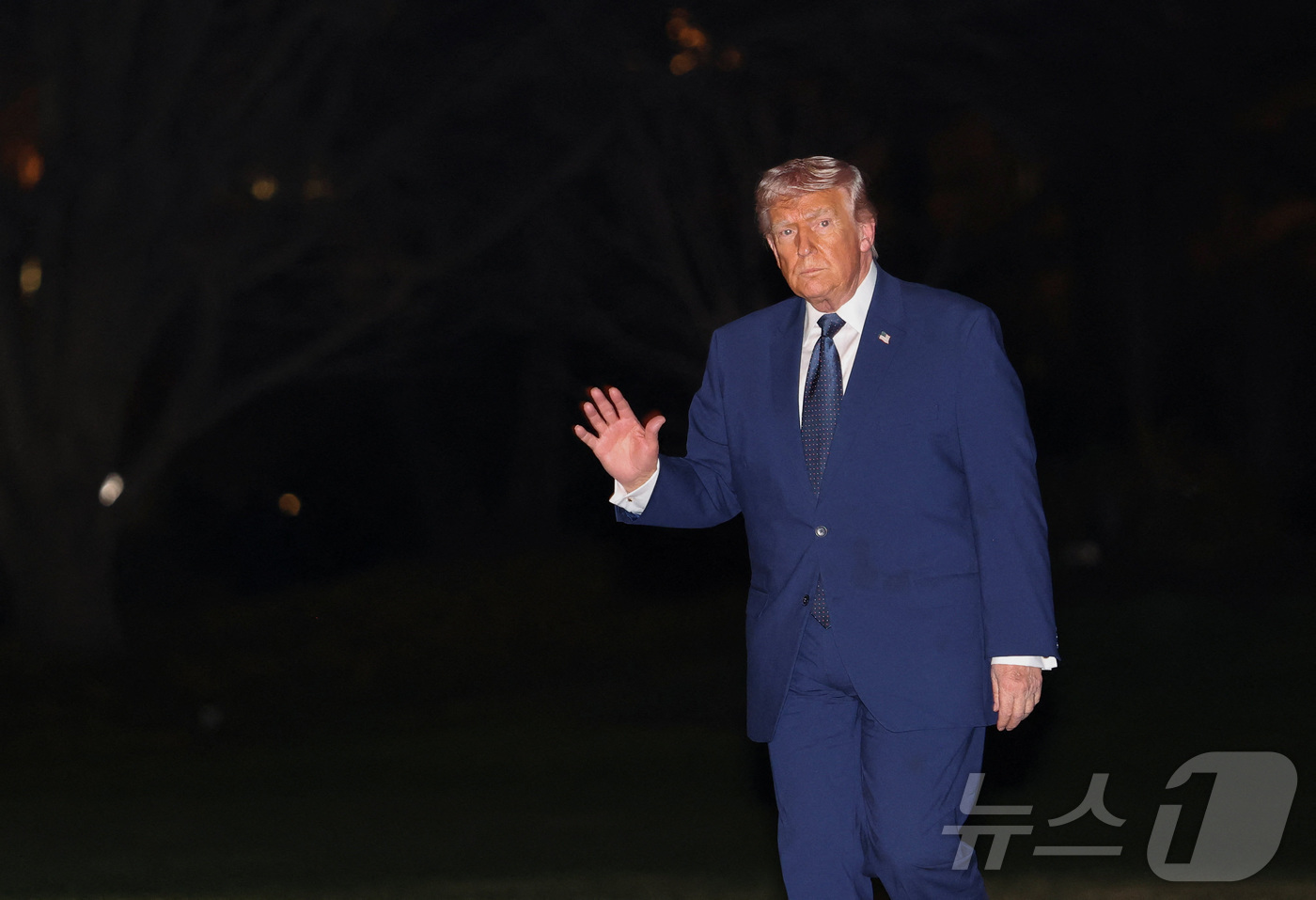 (워싱턴 로이터=뉴스1) 김경민 기자 = 도널드 트럼프 미국 대통령이 9일(현지시간) 플로리다에서 백악관에 도착하며 손을 흔들고 있다. 2026.3.9ⓒ 로이터=뉴스1