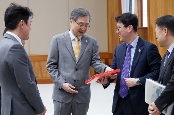 '특별 제작' 가나 초콜릿 보는 조현 외교장관