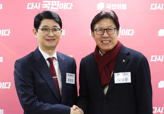 손 맞잡은 박형준-주진우