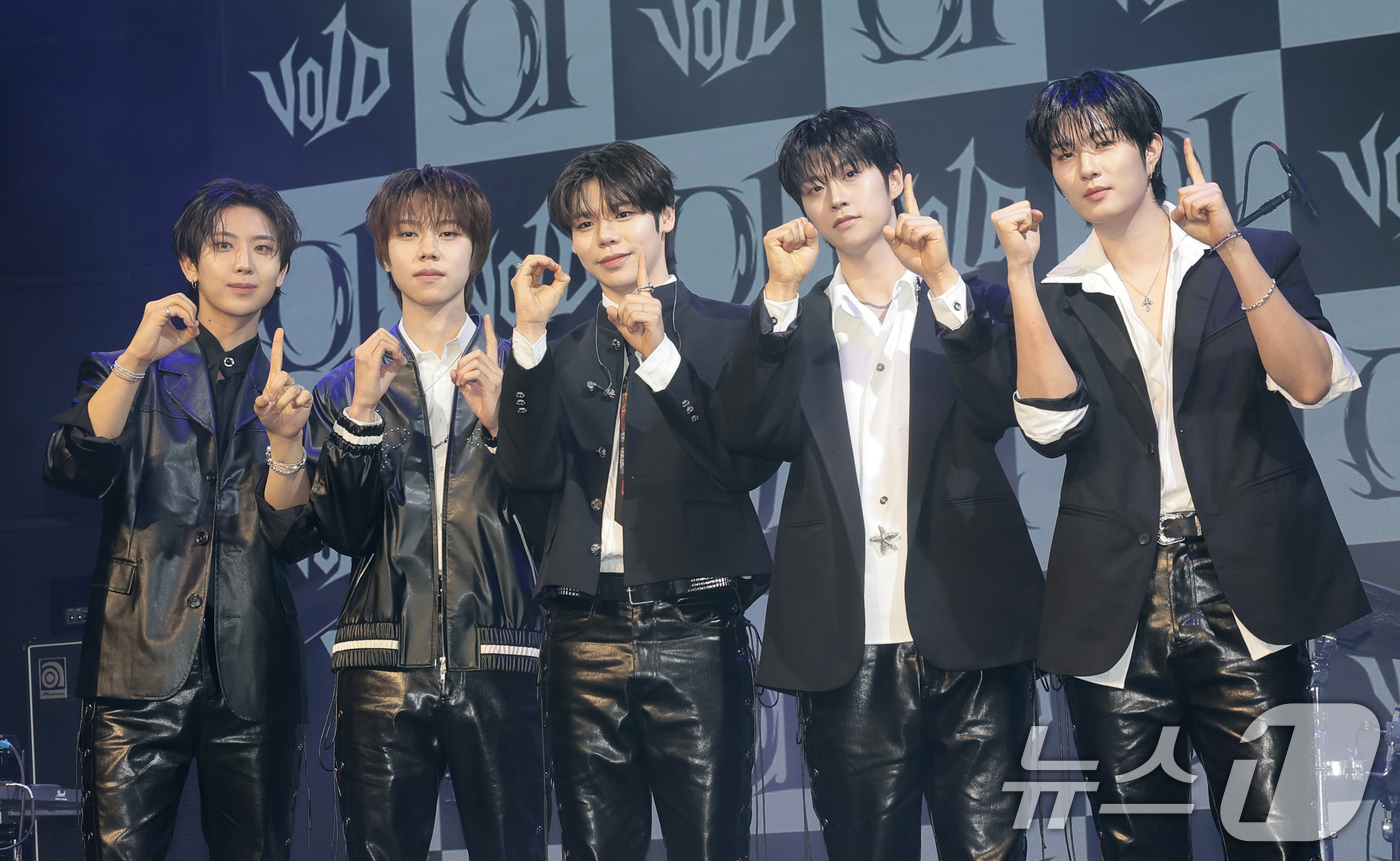 (서울=뉴스1) 권현진 기자 = 5인조 남성밴드 보이드(V01D) 케빈박(왼쪽부터)과 신노스케, 조주연, 송유찬, 정지섭이  11일 서울 종로구 대학로 SA HALL에서 가진 데뷔 …