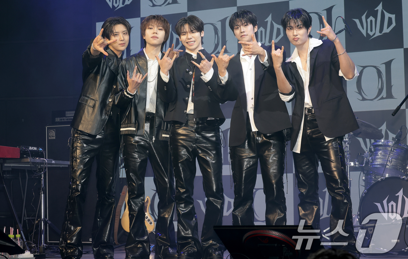 (서울=뉴스1) 권현진 기자 = 5인조 남성밴드 보이드(V01D) 케빈박(왼쪽부터)과 신노스케, 조주연, 송유찬, 정지섭이  11일 서울 종로구 대학로 SA HALL에서 가진 데뷔 …