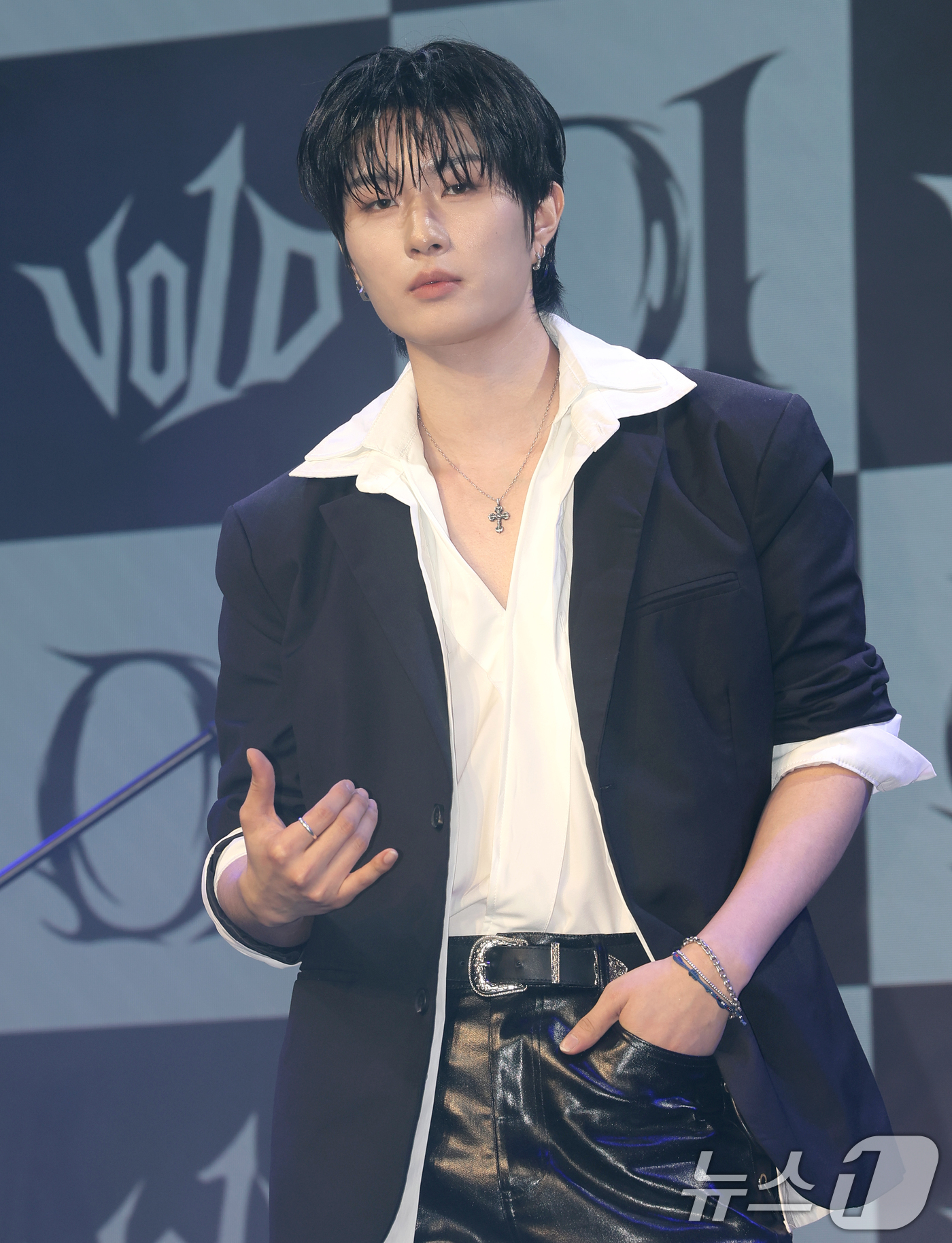 (서울=뉴스1) 권현진 기자 = 5인조 남성밴드 보이드(V01D) 정지섭이  11일 서울 종로구 대학로 SA HALL에서 가진 데뷔 미니앨범 ‘01’ 발매 쇼케이스에서 포즈를 취하 …