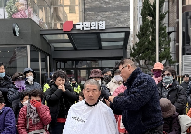 김쌍우 전 부산시의원, 국힘 복당 보류에 반발…삭발 시위