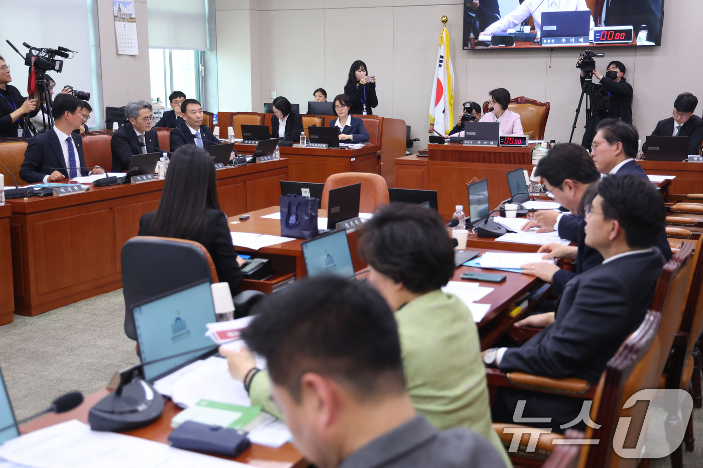 (서울=뉴스1) 신웅수 기자 = 11일 서울 여의도 국회에서 열린 법제사법위원회 전체회의에서 한미 전략적 투자 관리를 위한 특별법안(대안)이 통과되고 있다. 2026.3.11/뉴스 …