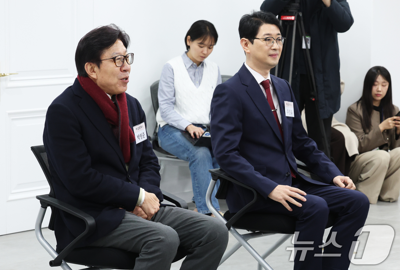 (서울=뉴스1) 오대일 기자 = 6·3 지방선거 부산시장에 예비후보로 등록한 박형준 부산시장(왼쪽)과 주진우 의원이 11일 오후 서울 영등포구 국민의힘 중앙당사에서 광역단체장 후보 …