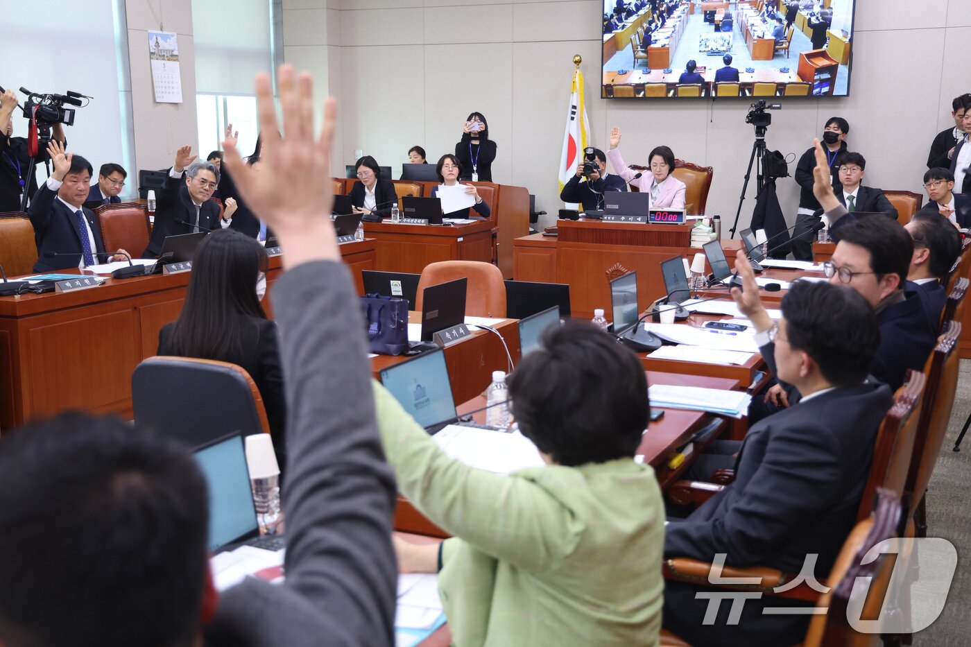 본문 이미지 - 11일 서울 여의도 국회에서 열린 법제사법위원회 전체회의에서 여야 의원들이 한미 전략적 투자 관리를 위한 특별법안(대안)에 대한 거수 표결을 하고 있다. 2026.3.11 ⓒ 뉴스1 신웅수 기자