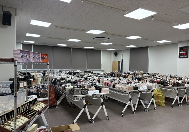 라방 켜고 '명품 짝퉁' 28억 판매한 일가족 검거…7300점 압수