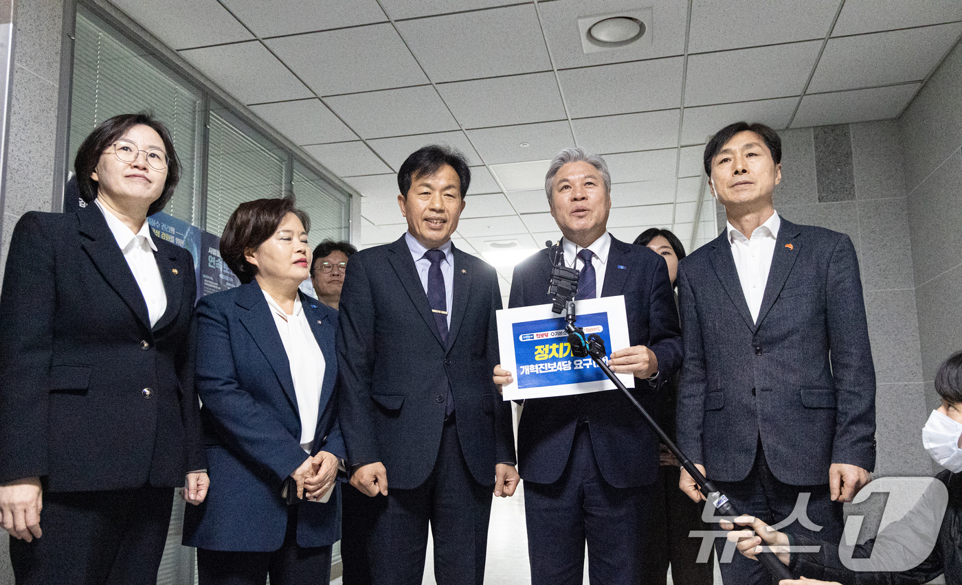 (서울=뉴스1) 이승배 기자 = 서왕진 조국혁신당 원내대표를 비롯한 개혁진보 4당이 11일 서울 여의도 국회 의원회관에서 송기헌 정치개혁특별위원장과 면담에 앞서 취재진의 질문에 답 …