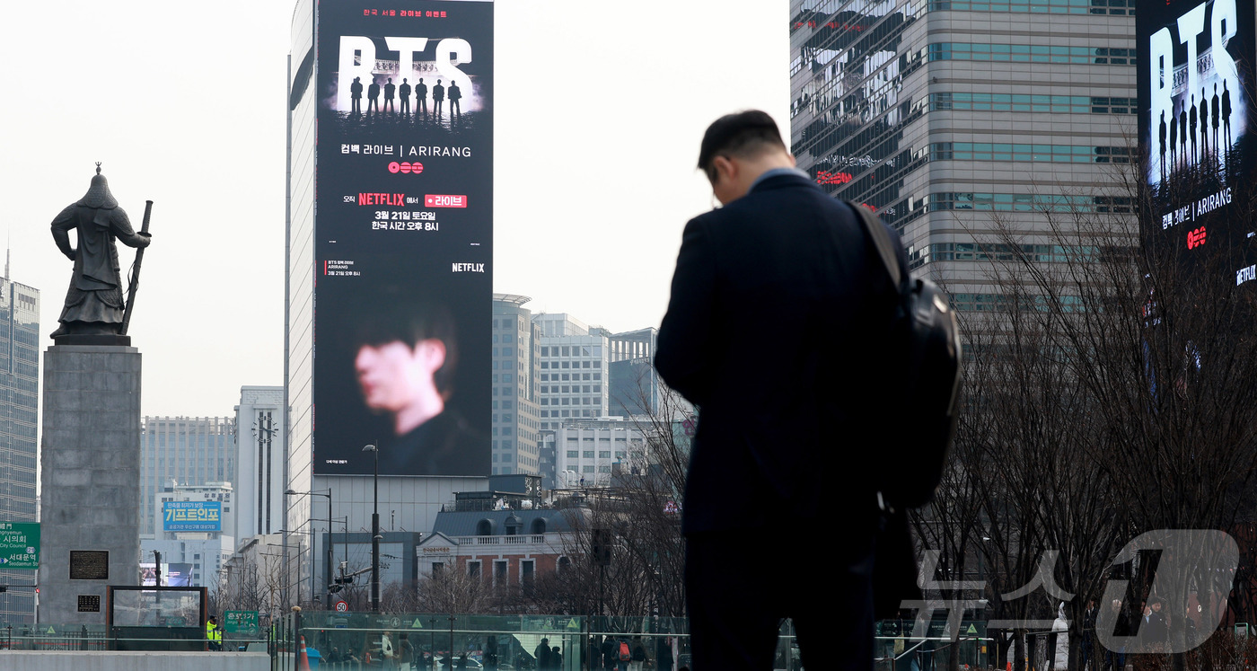 (서울=뉴스1) 이호윤 기자 = 방탄소년단의 컴백 라이브 공연을 열흘 앞둔 11일 서울 종로구 광화문광장 인근 전광판에 BTS 컴백 공연 광고가 나오고 있다. 2026.3.11/뉴 …