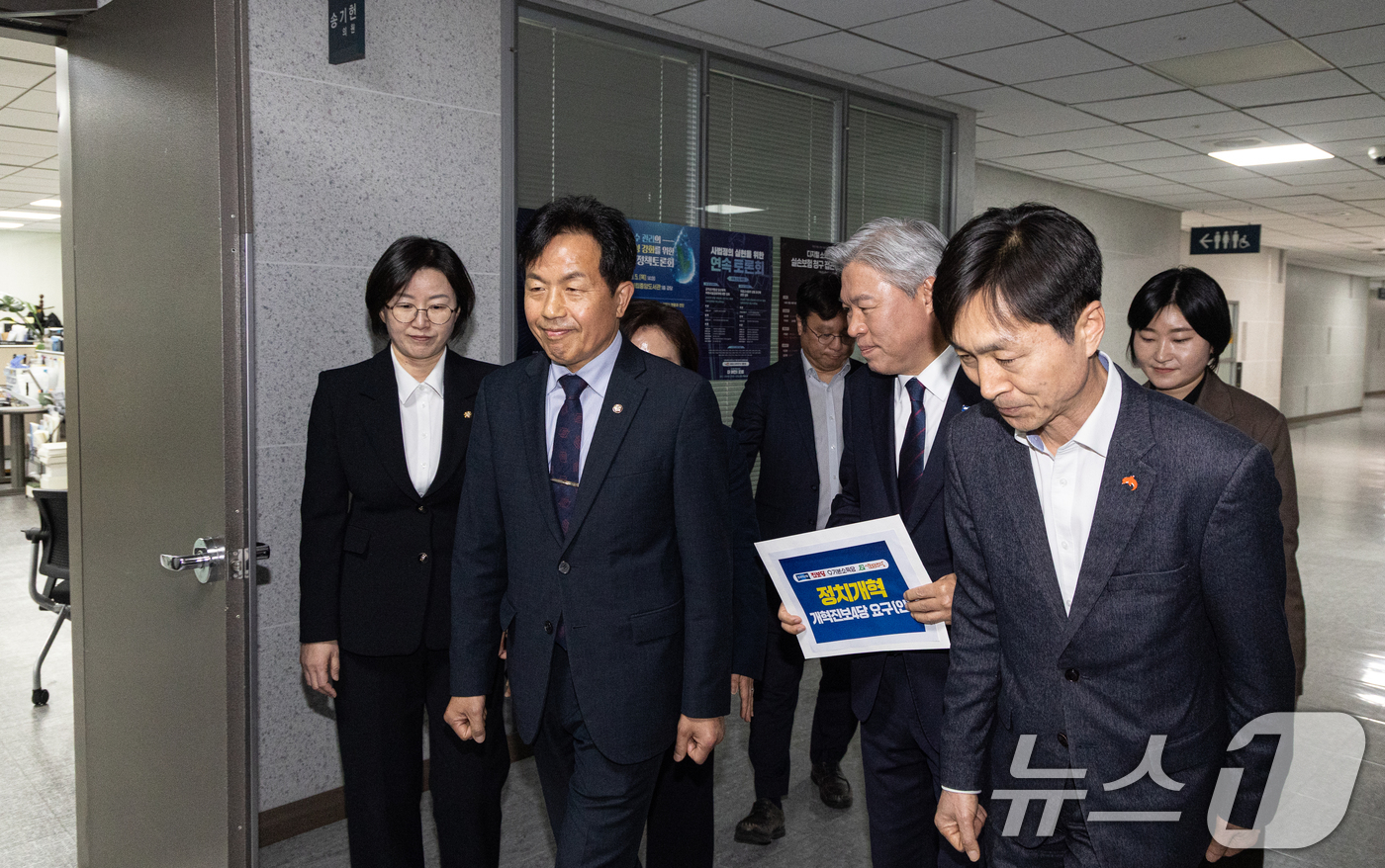 (서울=뉴스1) 이승배 기자 = 서왕진 조국혁신당 원내대표를 비롯한 개혁진보 4당이 11일 서울 여의도 국회 의원회관에서 송기헌 정치개혁특별위원장과 면담을 위해 발걸음을 옮기고 있 …