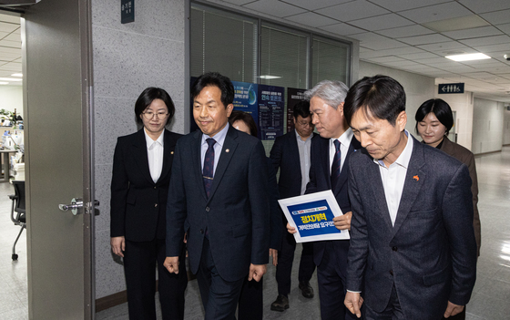 정치개혁 요구안 든 개혁진보 4당, 정개특위 위원장실로