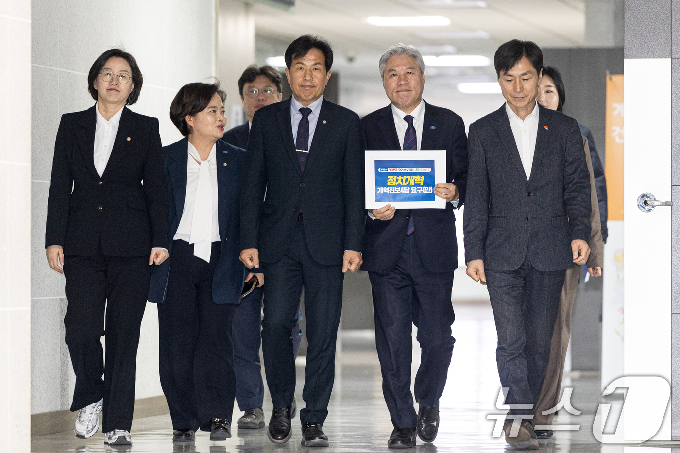 (서울=뉴스1) 이승배 기자 = 서왕진 조국혁신당 원내대표를 비롯한 개혁진보 4당이 11일 서울 여의도 국회 의원회관에서 송기헌 정치개혁특별위원장과 면담을 위해 발걸음을 옮기고 있 …