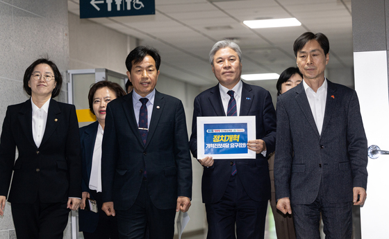 정치개혁 요구안 들고 송기헌 정치개혁특별위원장실 향하는 개혁진보 4당