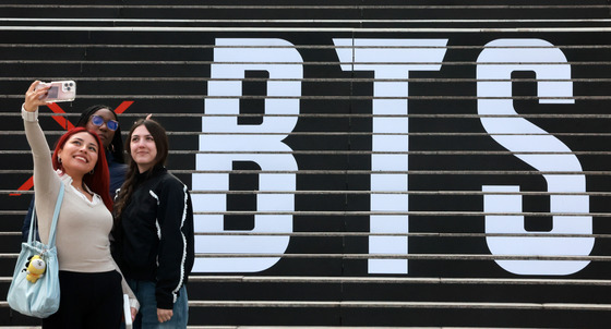 BTS 컴백 공연 앞두고 한국 방문한 외국인 관광객들