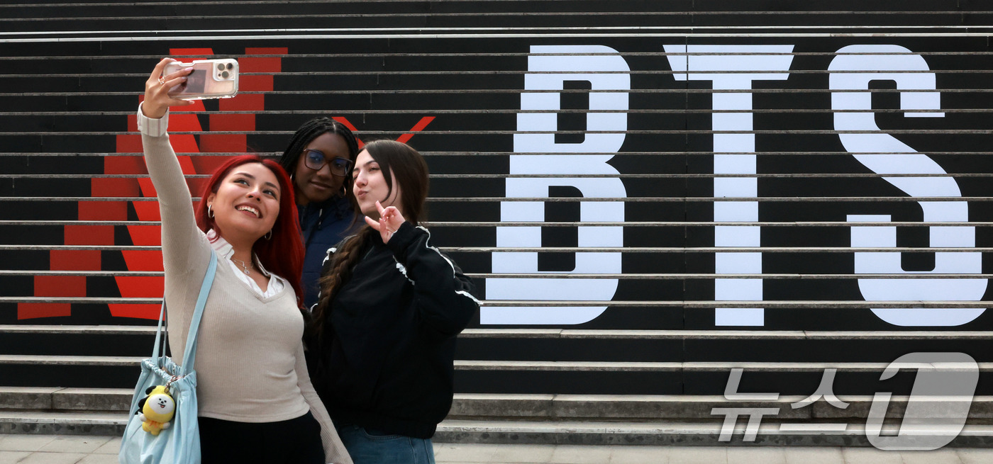 (서울=뉴스1) 이호윤 기자 = 방탄소년단의 컴백 라이브 공연을 열흘 앞둔 11일 서울 종로구 세종문화회관 계단에 마련된 방탄소년단 공연 홍보물 앞에서 외국인 관광객들이 기념촬영을 …