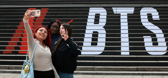 BTS 복귀 D-10, 관광객들 광화문광장으로 몰린다